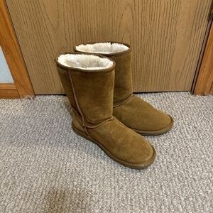 Minnetonka "Backus" Size 10M Solid Tan Faux Fur Lined Suede Boots - EUC
